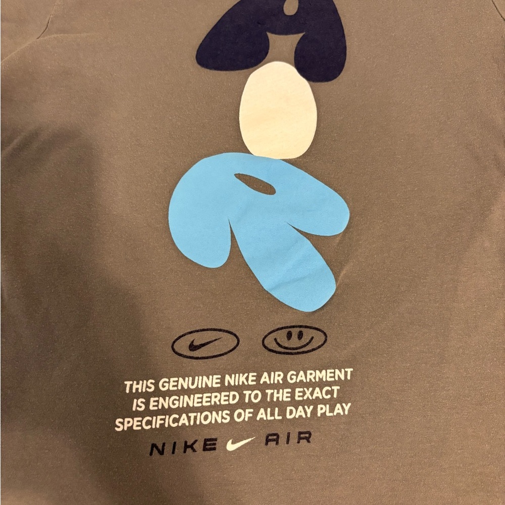 Nike Kids Graphic T-Shirts - Gray and White. Size boys S - Picture 4 of 5